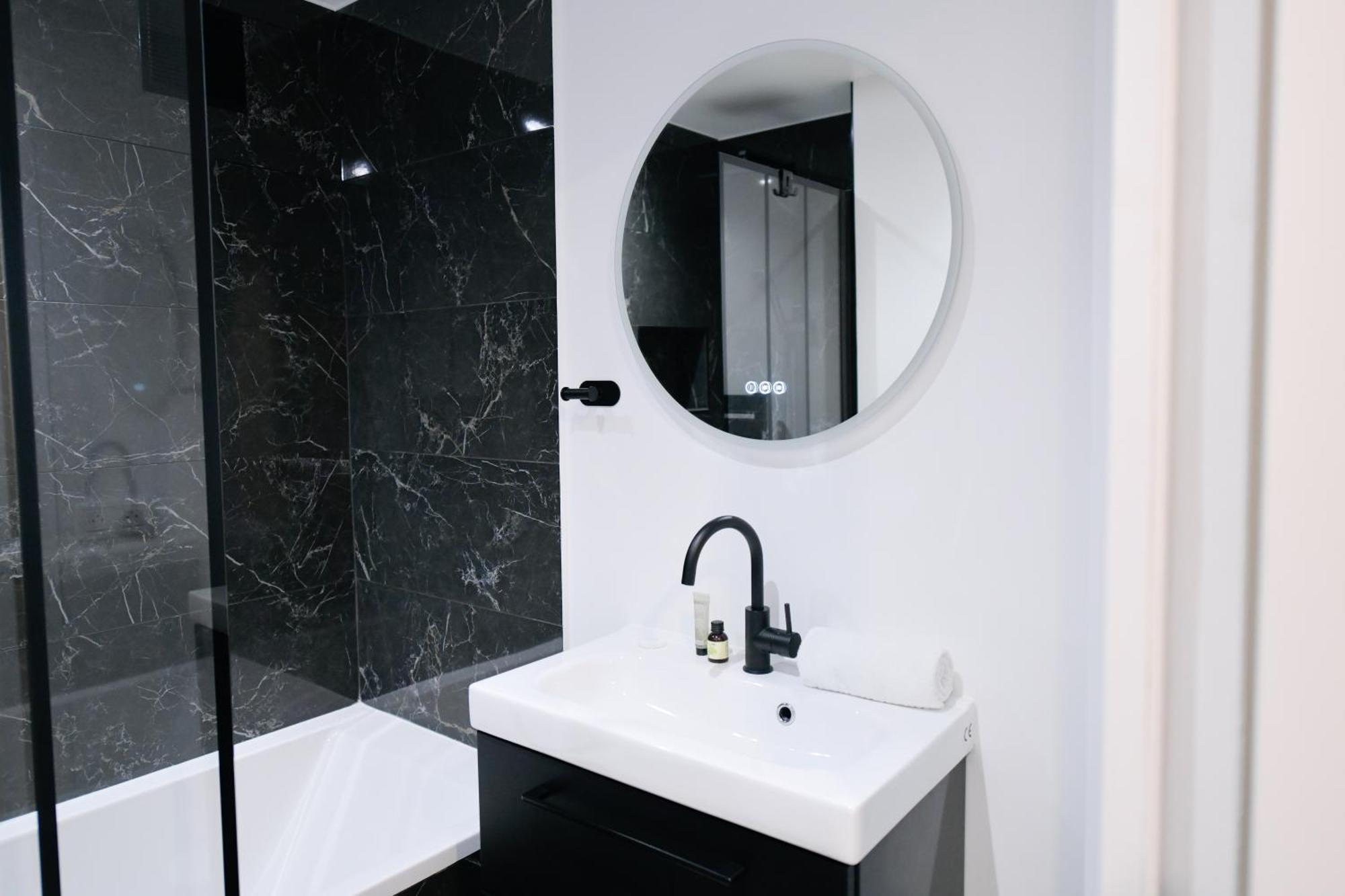 Montmartre Marvel! Designer Apartment Near Metro Paris Exterior foto